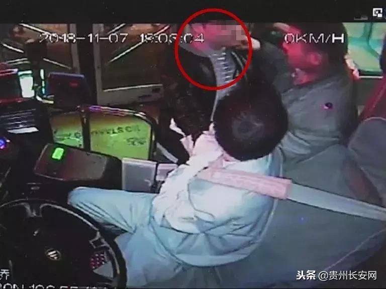 公交司机被锁喉一位少年出手了,遵义公交29路撞到11路公交事件
