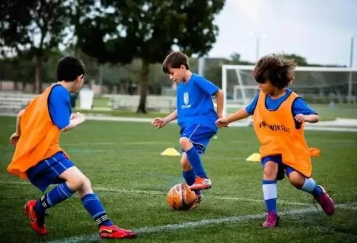 中国青少年足球的未来,初中孩子喜欢足球到了痴迷的程度