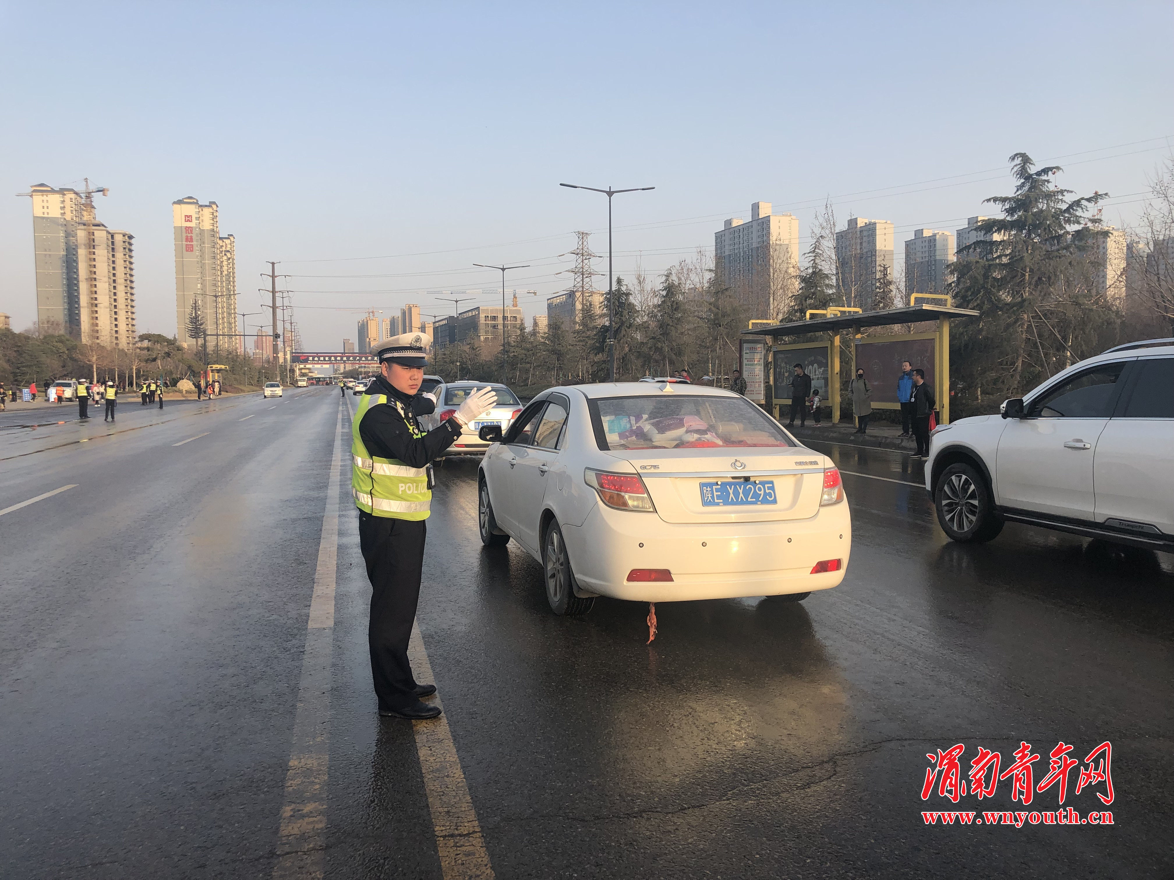 渭南高新交警大队圆满完成2019中甲陕西大秦之水首场足球赛安保任务