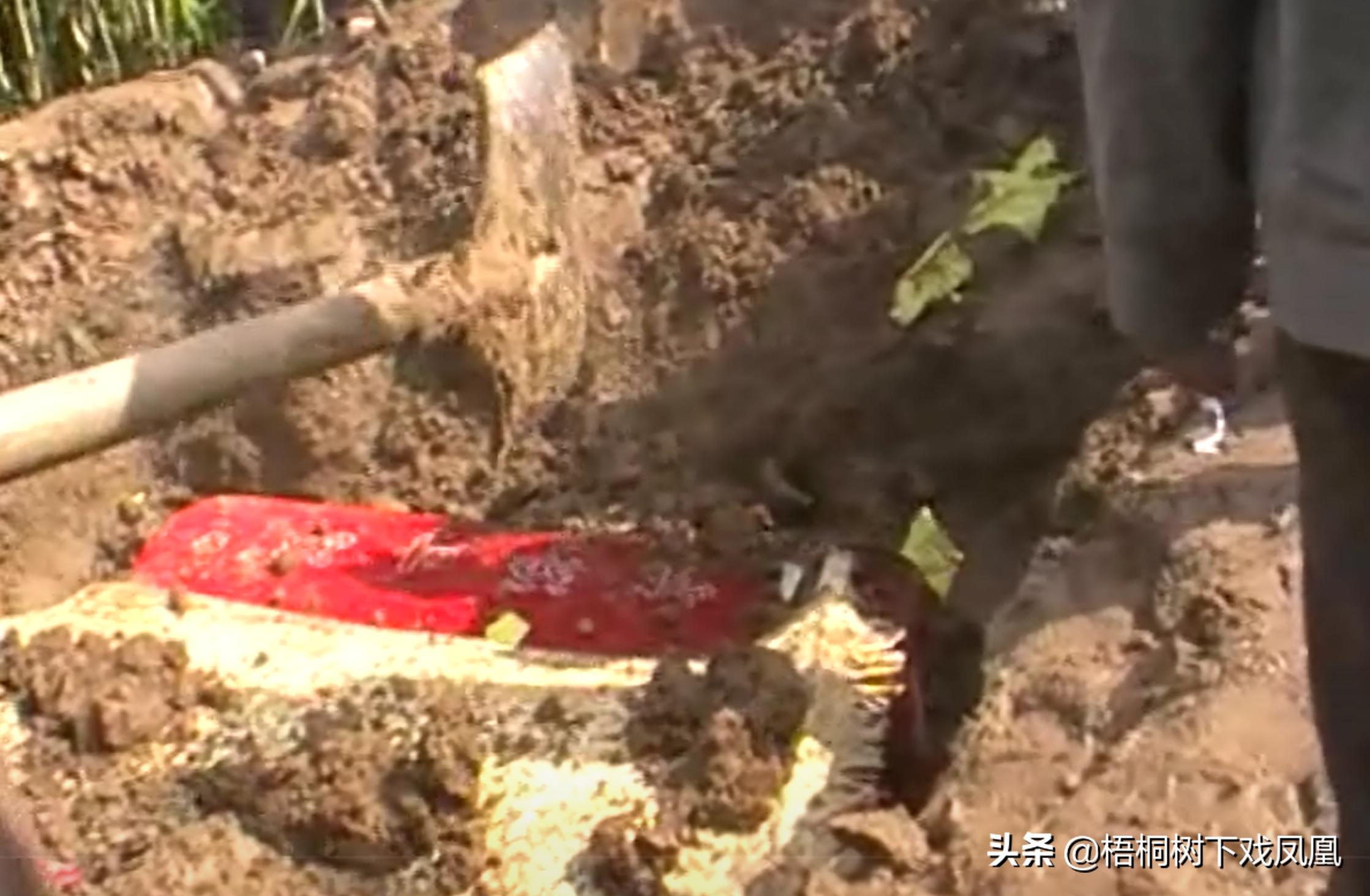 出殡的时候拿着一束花要紧么,出殡以后家门口放把刀