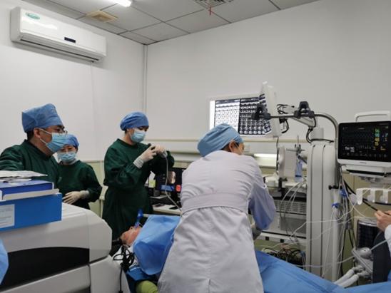 女子莫名咳嗽两年多结石竟长在支气管上哈医大一院群力院区多学科协作开展全麻下电子支气管镜取石