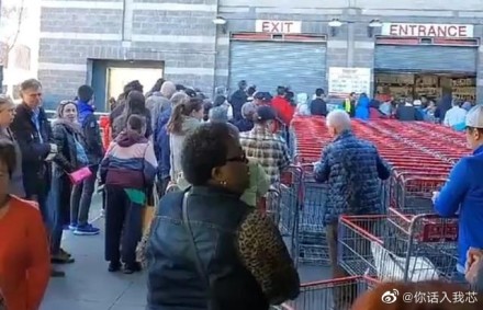 继日本民众疯狂抢厕纸后,美国超市厕纸也被一抢而空!还没戴口罩?起因竟是一句谣言……