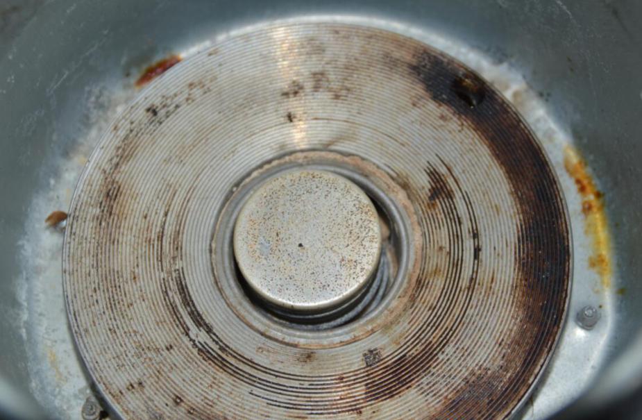 电饭锅里外都是脏东西，教你一个土方法，10分钟轻松擦干净，实用