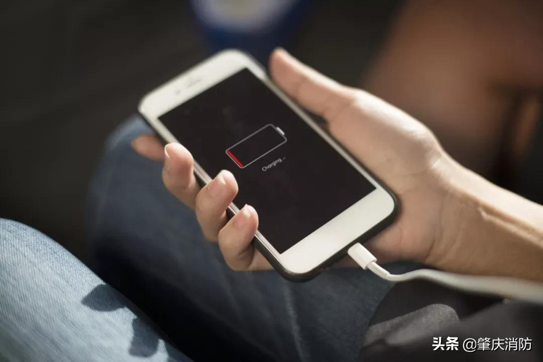 男子一边充电一边玩手机突然爆炸,男子边充电边玩手机发生爆炸