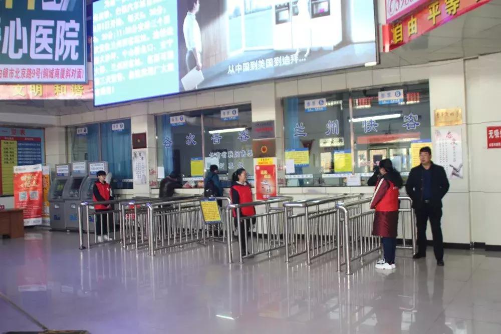 白银：爱心志愿者成为汽车站春运一道最亮风景线