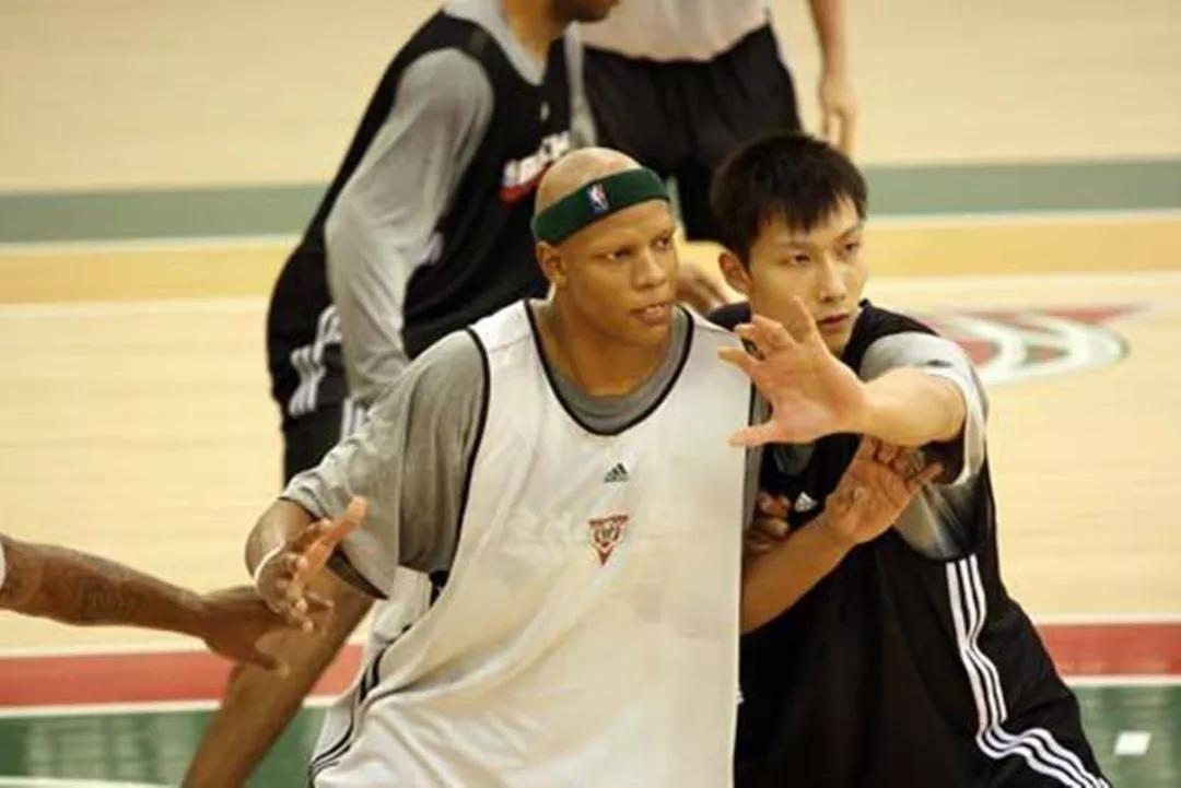 易建联国家队16年,易建联16岁时扣篮