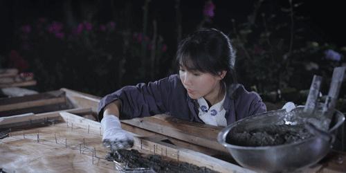 用废弃木床做书架,多功能流觞曲水桌