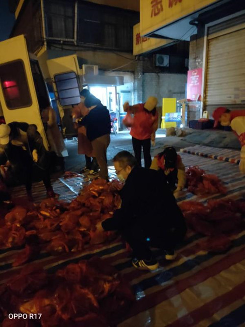 连夜发放爱心蔬菜,暖胃又暖心为交警送爱心餐