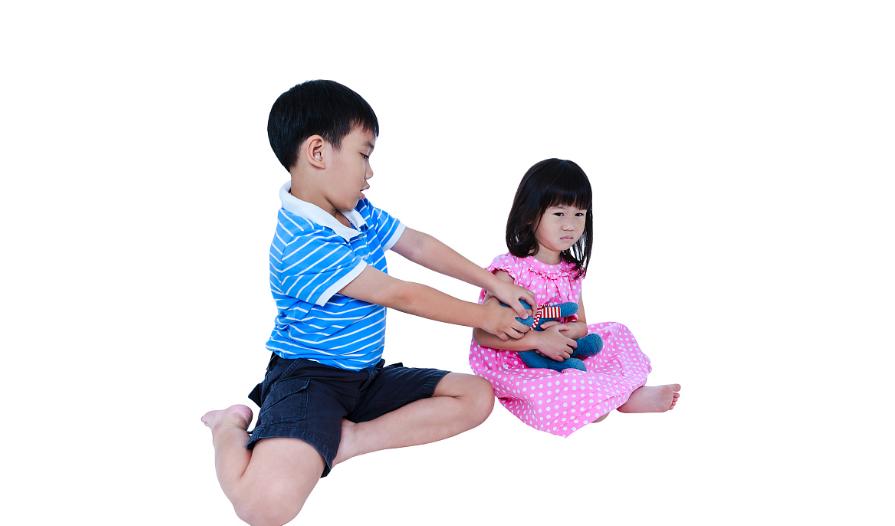 2岁孩子和妈妈打架引网友重视：再严重就是*力暴**，要及时止损