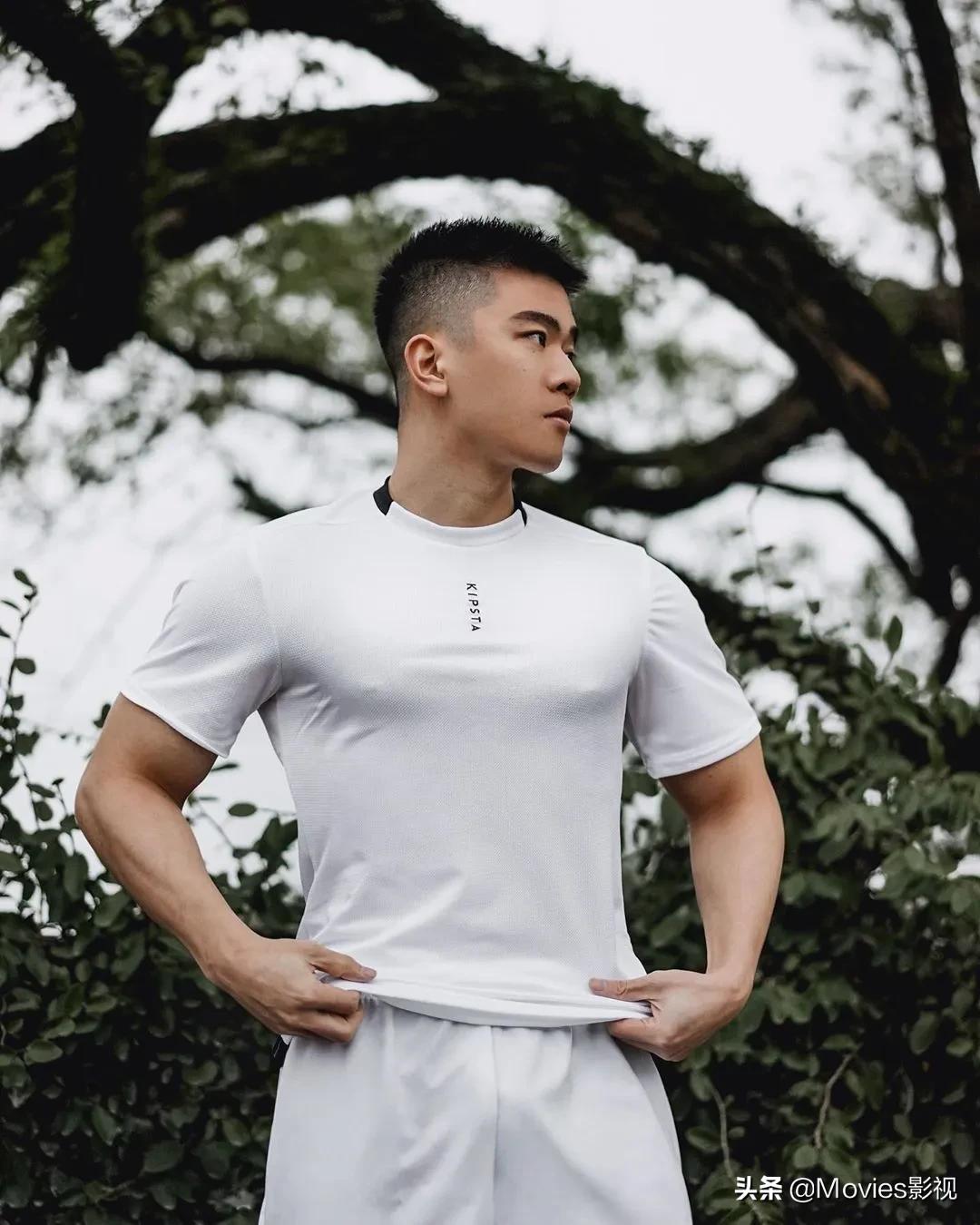 穿短裤比汪小菲还好看！奶凶腱子肉小狼狗，浴室照疯狂撩粉！