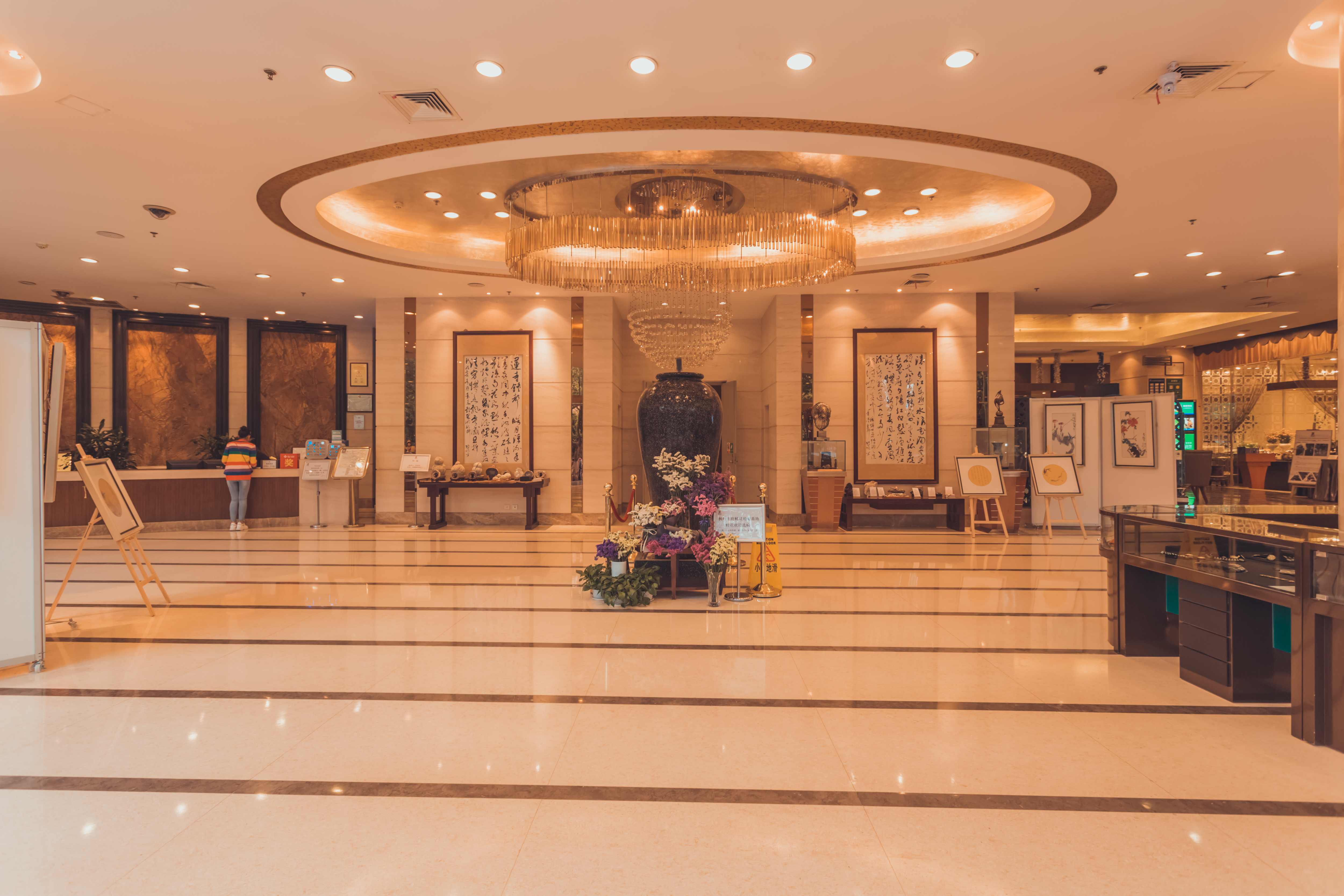 日慕蓝花楹，夜宿花香里