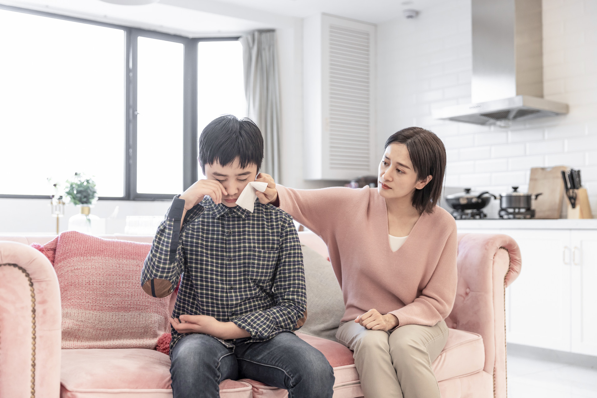 一岁半的宝宝变得胆小了怎么回事,2岁半宝宝出门胆小在家里活泼