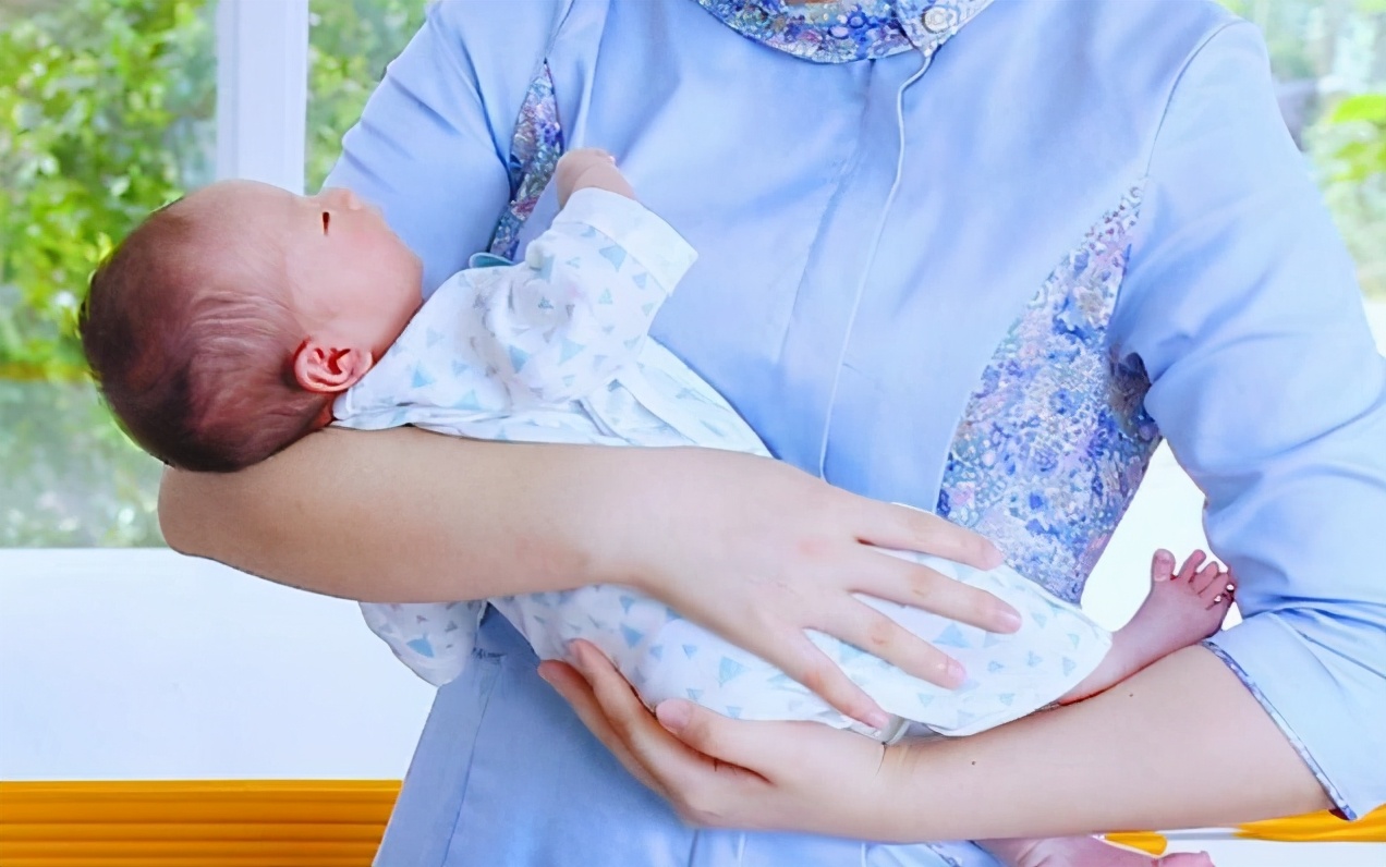 婴儿喜欢抱着走怎么回事,婴儿喜欢抱着走动怎么纠正