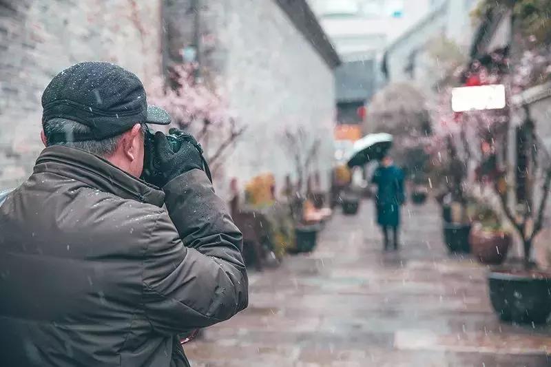 徐州市中心处竟隐藏着一片梅花林，时尚又古香的街区被映成粉色