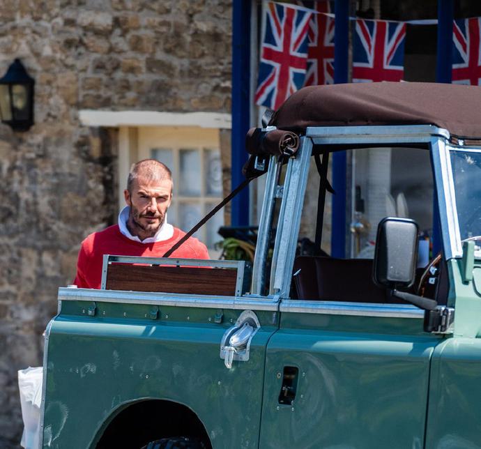 45岁贝克汉姆“秃了”!剪短发带小七公主逛街,地中海趋势太明显