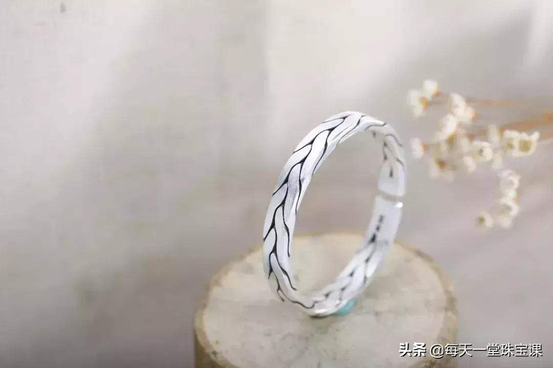 大牌拿我们当傻子吗！掉钻、变黑、都还是划痕，别再交智商税啦