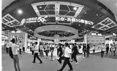 5G医院、5G课堂、冲咖啡的机器人和“追星”合拍机够酷!沈阳这场科技盛宴描绘智慧生活蓝图