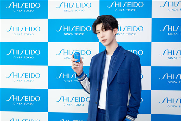 范丞丞代言的防晒霜小蓝瓶,资生堂范丞丞完整版