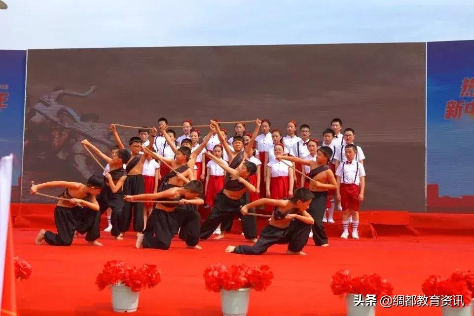 四川南充：高坪七小举行新生入队仪式暨大美南充主题长卷绘画活动