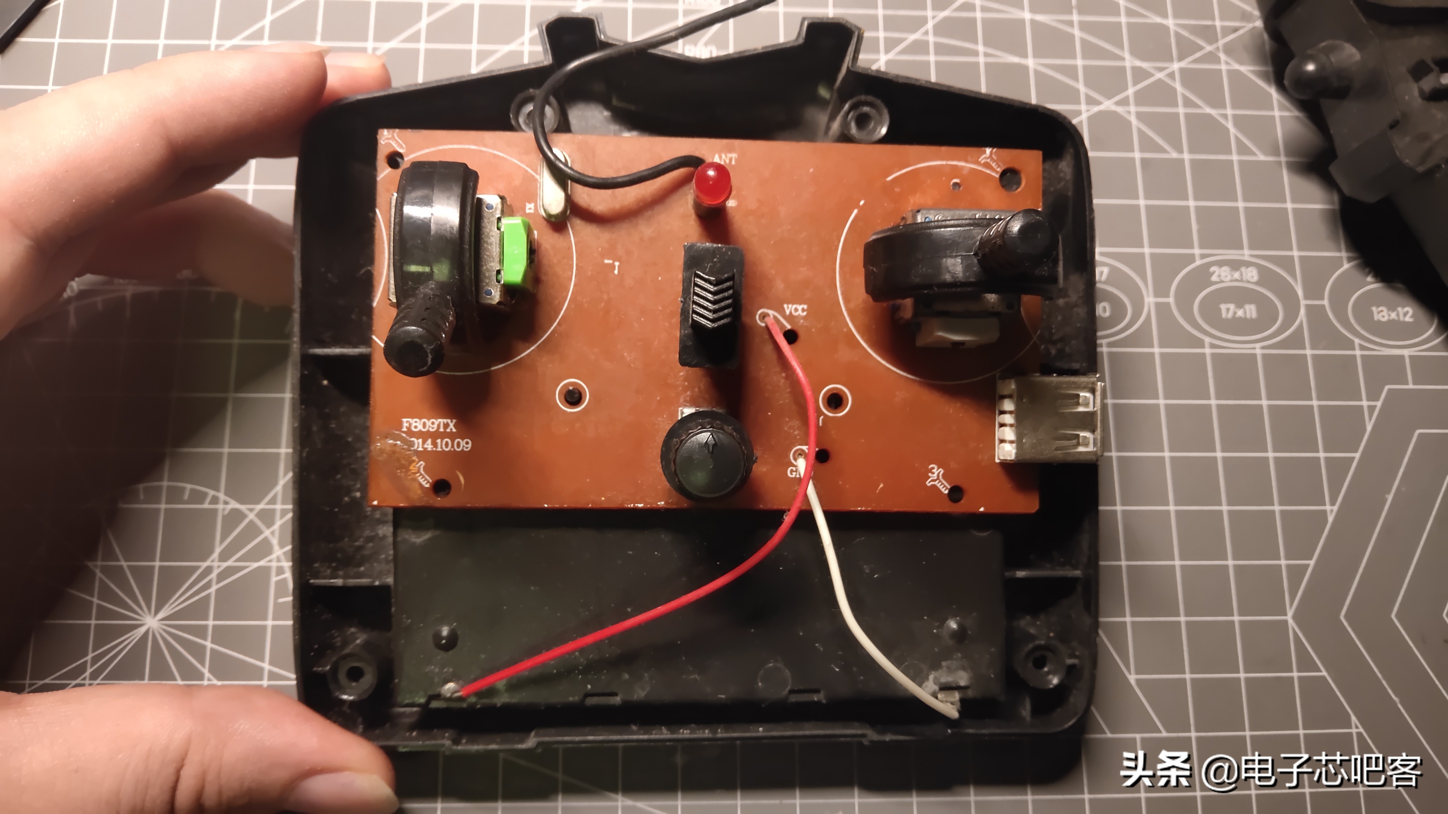 固定翼飞机遥控器坏了,遥控飞机遥控器坏了怎么修