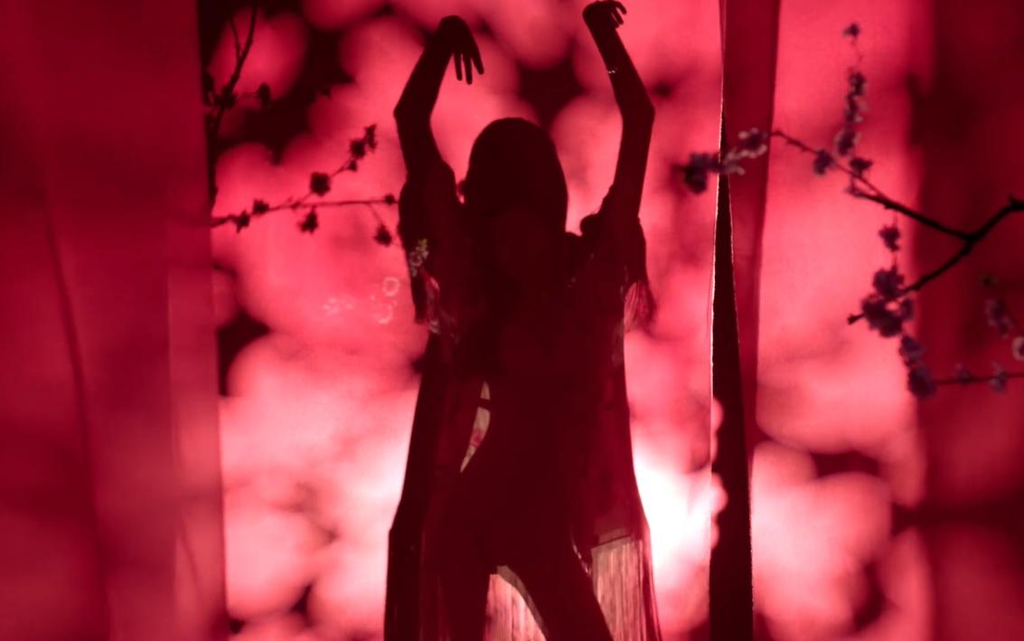 34岁杨幂真丝睡衣大片曝光，腰臀比完美，上围傲人不输超模何穗