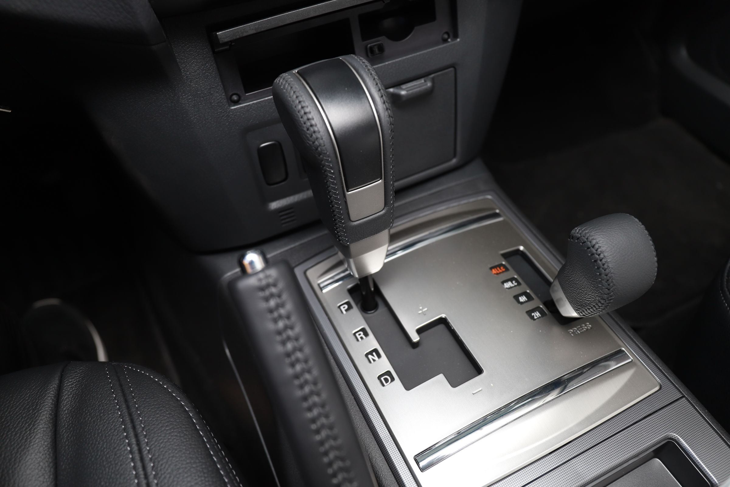 帕杰罗v77与lc100陆巡4500哪个好,2020款三菱进口帕杰罗越野视频