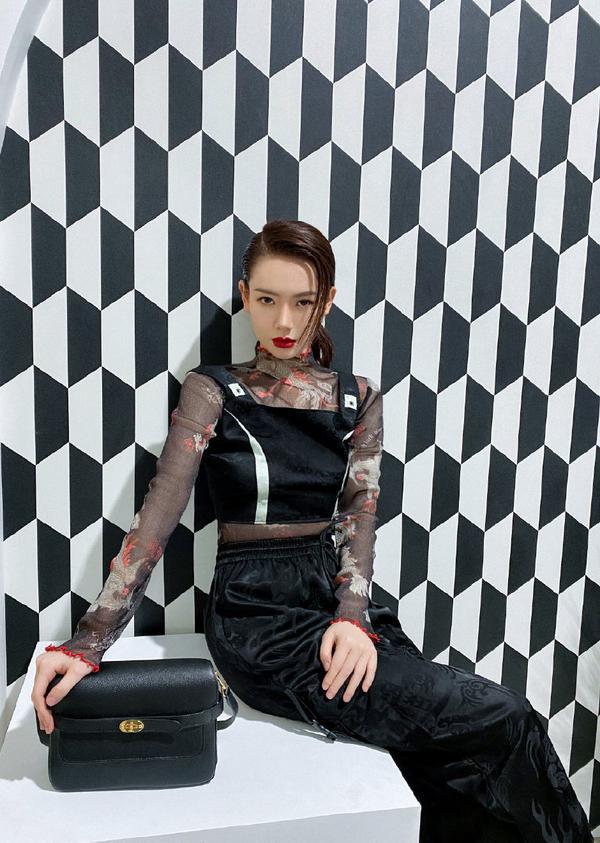 解锁T恤新穿法，杨幂、戚薇、杨紫早就这么搭配了，防晒又时尚