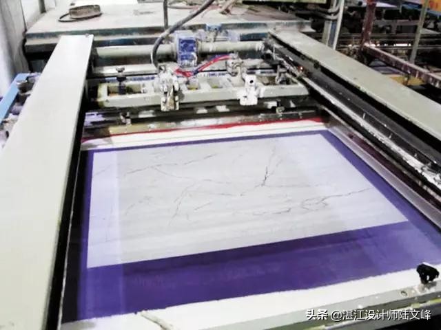 大理石瓷砖永不过时的地砖颜色,有大理石纹的浅灰色瓷砖