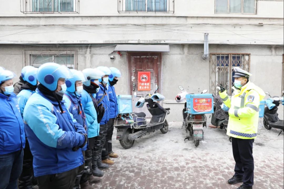 交警四个阵地冬季交通安全宣传,营口市交警抗风雪保道路安全畅通