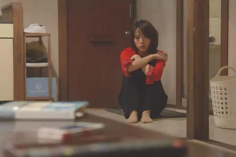 一个人的成熟是从眼神变化开始的,一个人成熟的标志是学会了克制