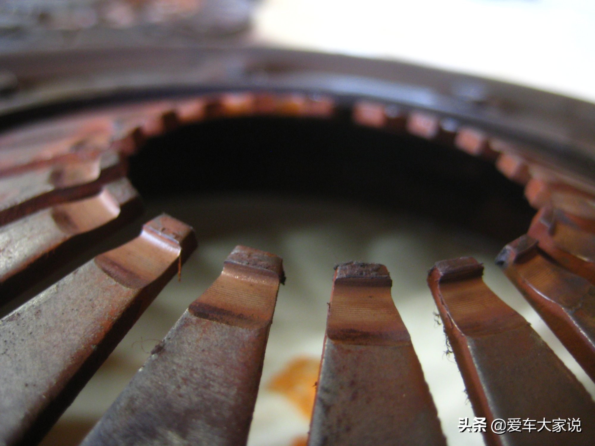 踩离合腿疼屁股疼怎么回事,踩下离合器挂挡费劲