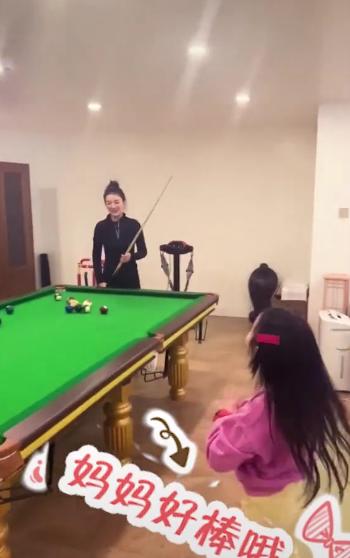 黄奕带女儿游乐场视频,黄奕晒高难度健身美照