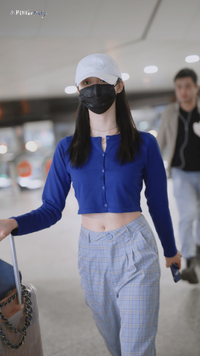 周洁琼牛仔裤穿衣搭配,周洁琼轻松get甜美风穿搭