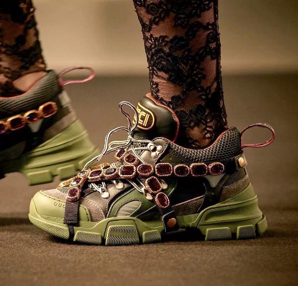 有许多配件的球鞋,如何让你的球鞋看起来更高级