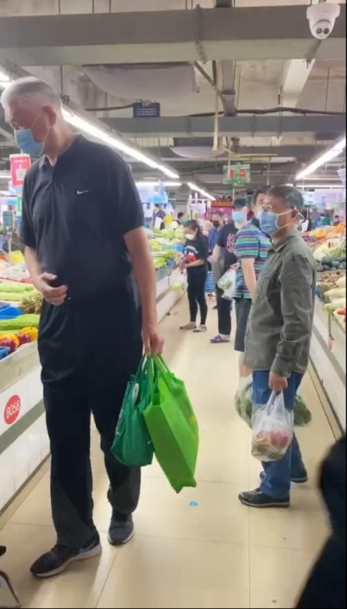 低调！姚明父亲菜市场戴口罩买菜！2米08身高让人“仰望”