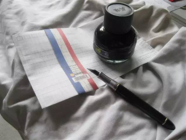 衣服上染上别的颜色怎么才能洗掉,一物降一物总有能治得了的