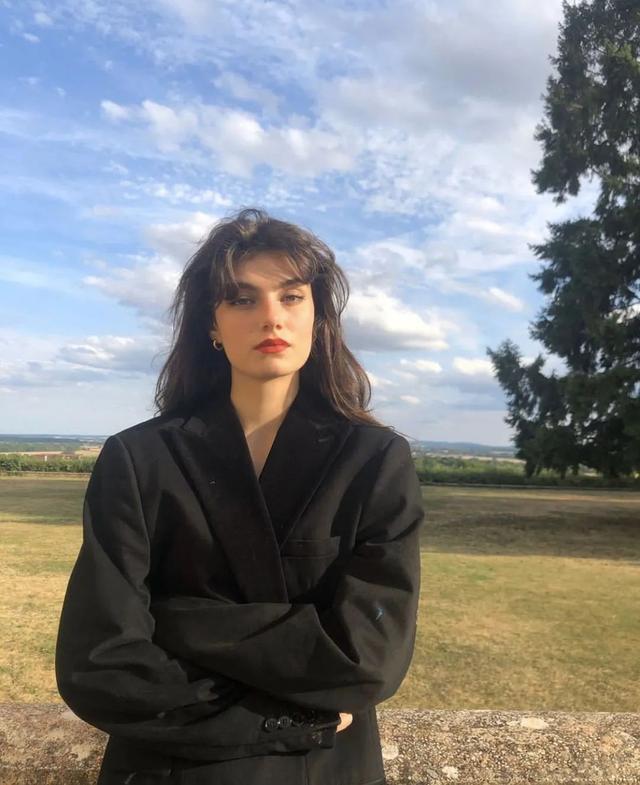 不知怎么搭配衣服?GO,跟着各国时尚博主们学穿搭!