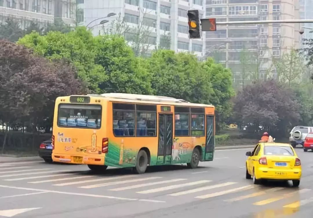 最新交通法规闯黄灯属于闯红灯吗,闯红灯和闯黄灯扣分罚款一样吗