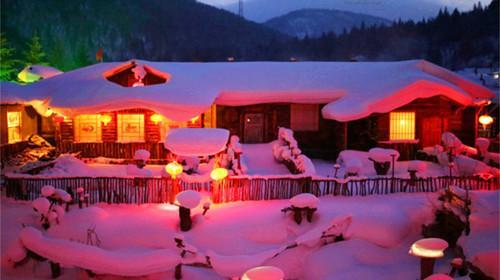 白雪横千峰，青天泻二流。登封如可作，应待翠华游——长白山