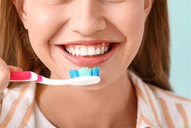 牙缝的黑色是牙结石吗可以抠掉吗,牙缝牙结石可以自己抠掉吗