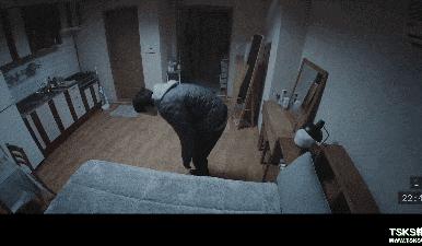 变态男*光脱**衣服藏在床底！泰国女子回家竟遭遇真人版《门锁》！