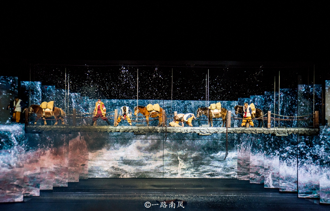 美女介绍丽江千古情景区,丽江千古情景区人多吗