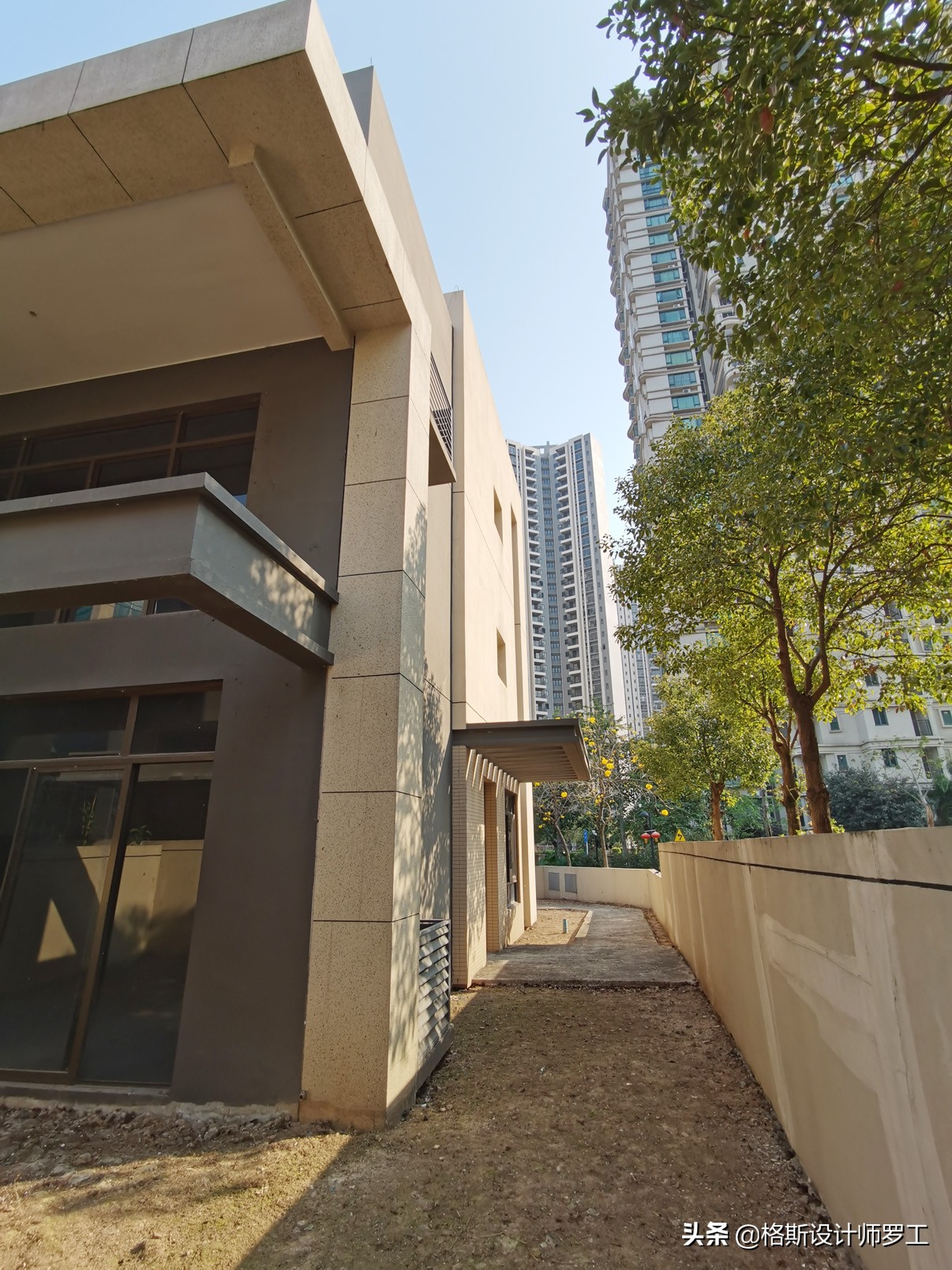 叠墅中间户与边套的利弊,联排别墅中间户的优缺点