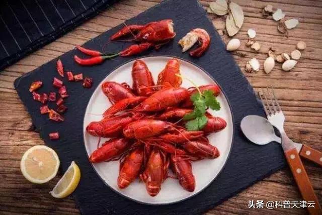吃小龙虾时为啥要戴手套,吃小龙虾时手套容易进油