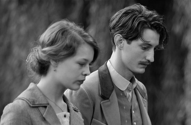 没有对战争的描写，但敌对情绪无处不在，欧容用电影化解战后的痛