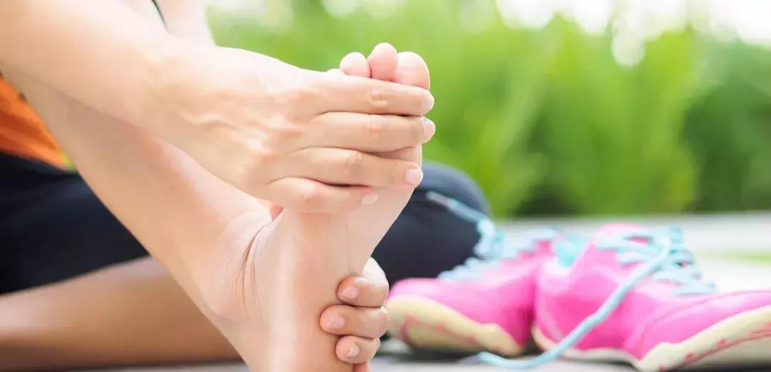 每天跑步后脚底板疼痛,跑步脚底板中间凹位疼