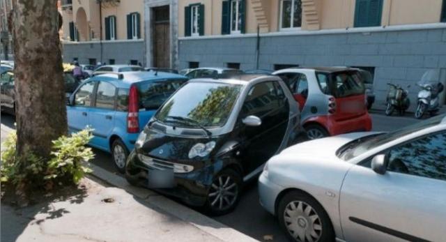 小车堵住路口没留挪车电话怎么办,别人车堵住我的车了没电话怎么办