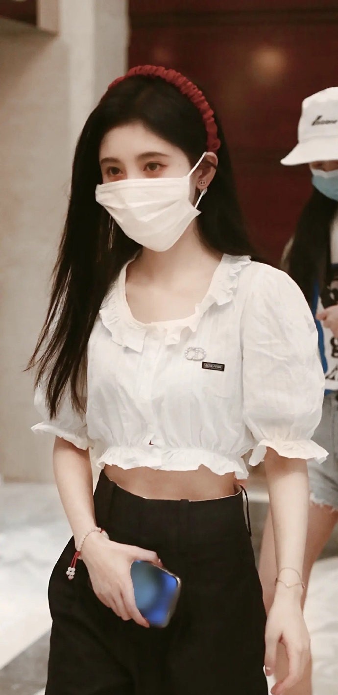 鞠婧祎戴超大号口罩被质疑,四千年美女鞠婧祎参加综艺垫肩