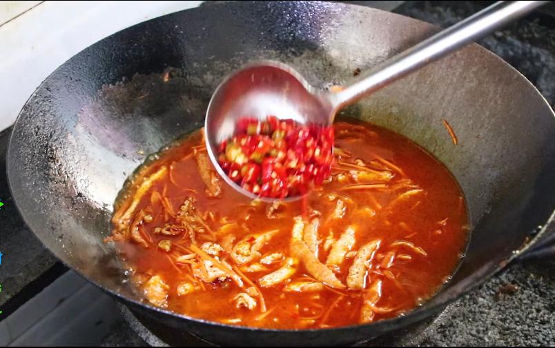 潘姥姥重庆酸辣粉正宗做法,乡村潘哥做猪血