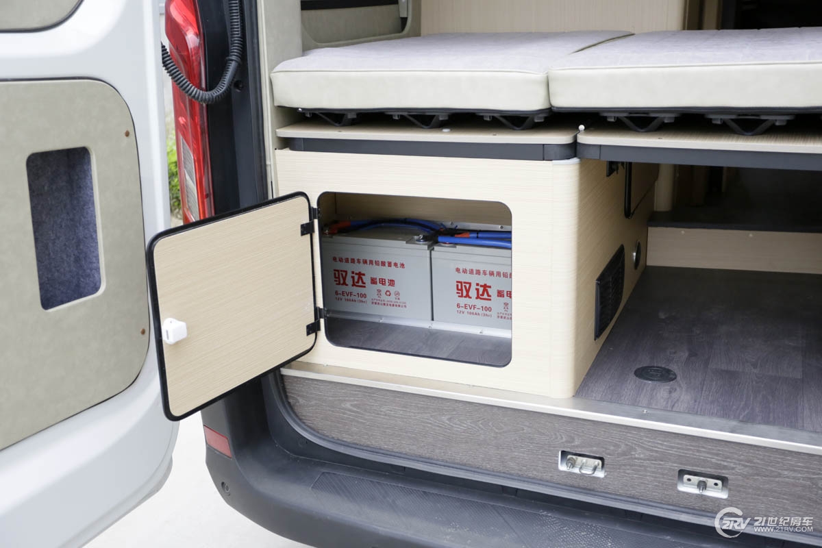 25万大通v90七座,大通v90自动挡5.95米长轴高顶房车